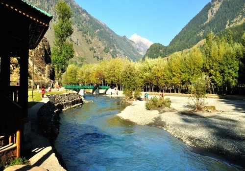 Kashmir Bliss: Srinagar to Pahalgam Journey